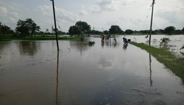 Water level of Wainganga started decreasing, still movement through 13 routes stalled