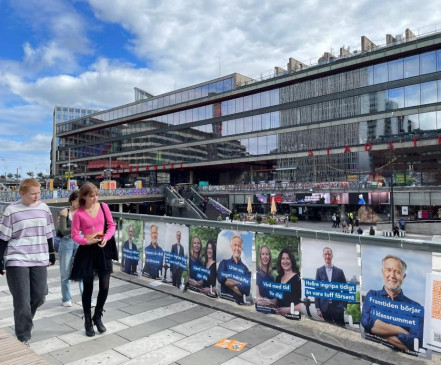 स्वीडन के संसदीय चुनावों में विपक्षी ब्लू ब्लॉक आगे