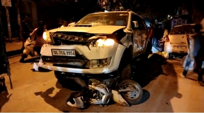 एसयूवी ने दिल्ली में कई वाहनों को मारी टक्कर