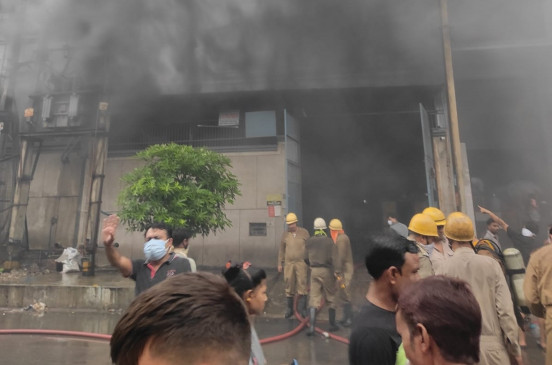 दिल्ली के नरेला में फैक्ट्री में लगी आग, कोई हताहत नहीं