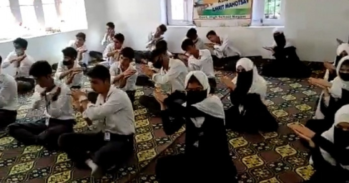 मुस्लिम विद्वानों ने कश्मीर के स्कूलों में भजन, सूर्य नमस्कार पर बैन की मांग की