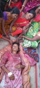 हजारीबाग में दहेज के लिए शख्स ने पत्नी को गोली मार कर की हत्या, गुस्साये ग्रामीणों ने आरोपी के आंगन में दफनाई लाश
