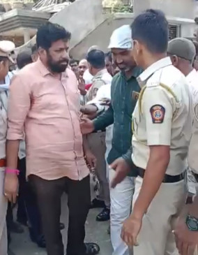 mla Bacchu Kadu slaps his own worker mla Bacchu Kadu slaps his own worker
