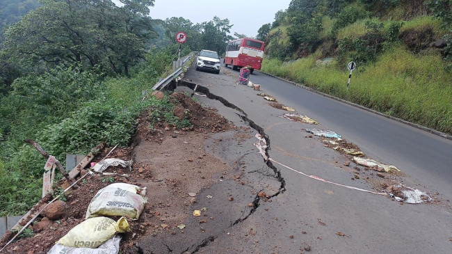 सिल्लेवानी घाटी... भू-स्खलन से धंसी आधी सड़क, अब पहाड़ी काटकर खिसकाएंगे रोड