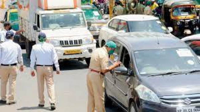 Traffic police again forced to drag vehicles parked on the side of the road