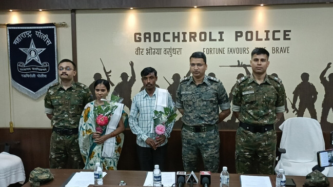 Two Naxalites who were rewarded with six lakhs surrendered