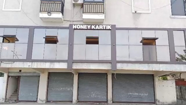 56 lakh rupees stolen from the flat of tomato merchant brothers