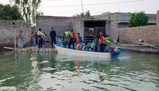 About 1,700 people have died in Pakistan due to monsoon rains and floods. |  मानसूनी बारिश और बाढ़ से अब तक करीब 1,700 लोगों की मौत - दैनिक भास्कर हिंदी