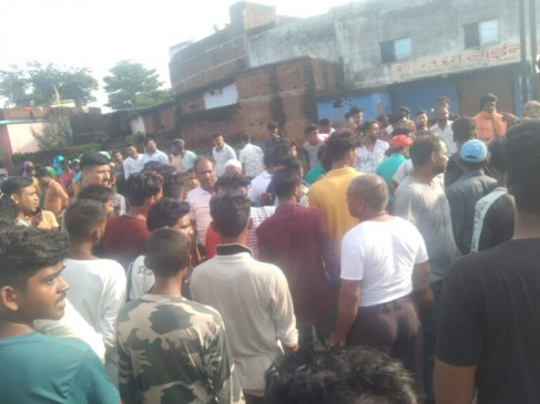 Uncontrollable truck tramples people going to see Dussehra fair in Ramgarh, Jharkhand, five killed, three injured Uncontrollable truck tramples people going to see Dussehra fair in Ramgarh, Jharkhand, five killed, three injured