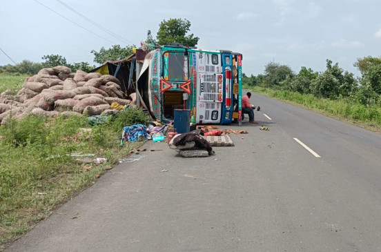 A truck laden with onions overturned on the side of the road