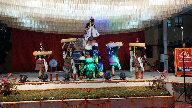 Colors of song and music scattered in art festival, students showed art talent in division level competitions