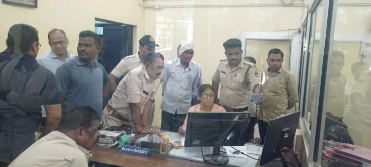 बस स्टैंड क्षेत्र के निर्मल उज्जवल सोसाइटी बैंक के सामने दिनदहाड़े हुई वारदात