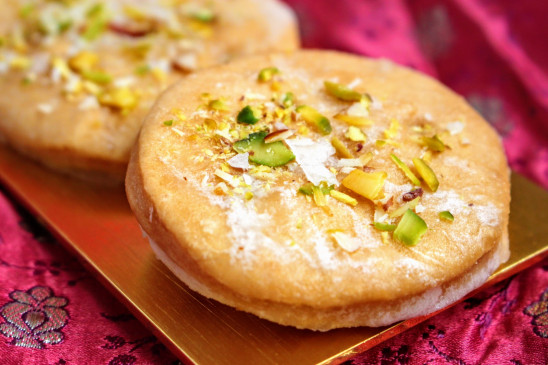 करवा चौथ पर सरगी के लिए बनाये स्वादिष्ट मीठी मठरी