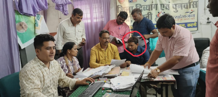 दिव्यांग सर्टिफिकेट के रिन्यूवल के लिए 10 हजार रुपये की रिश्वत लेते धराया ईएमटी