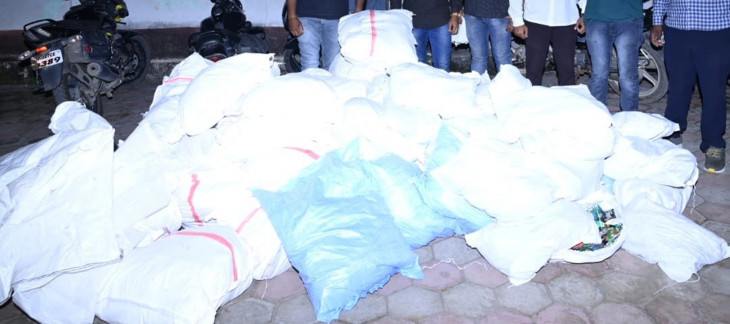 Gutkha worth lakhs was caught from Morbagh of Amravati Gutkha worth lakhs was caught from Morbagh of Amravati