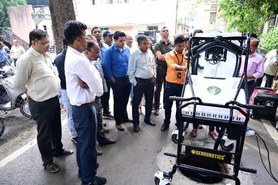Now the cleaning of the manhole started with the robot, the officials saw the demo