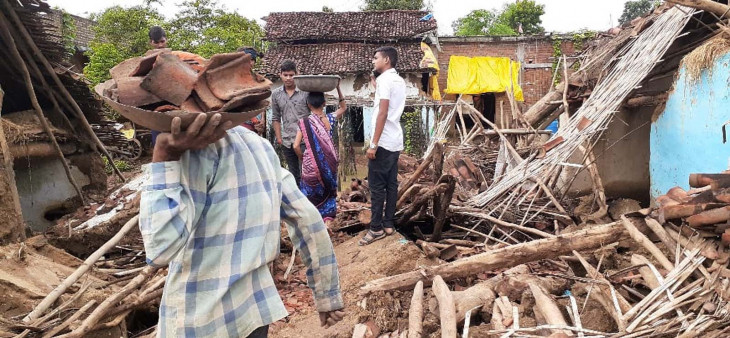 Rain has made homeless, dependent on others on Deepotsav Rain has made homeless, dependent on others on Deepotsav