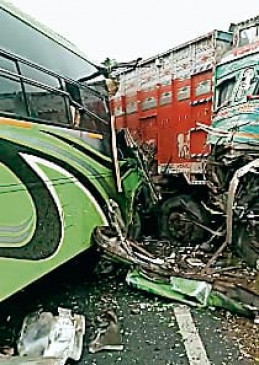 Road accident: 16 injured in truck-bus collision