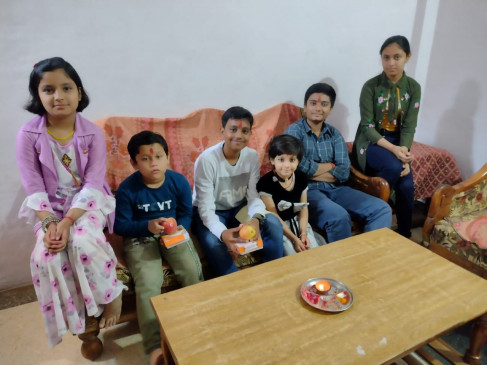 The festival of Bhai Dooj was celebrated enthusiastically, sisters did tilak for their brothers