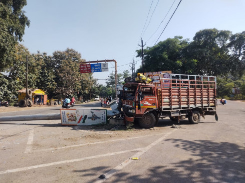 The steering of the mini truck suddenly locked, collided with the pole of the mask light