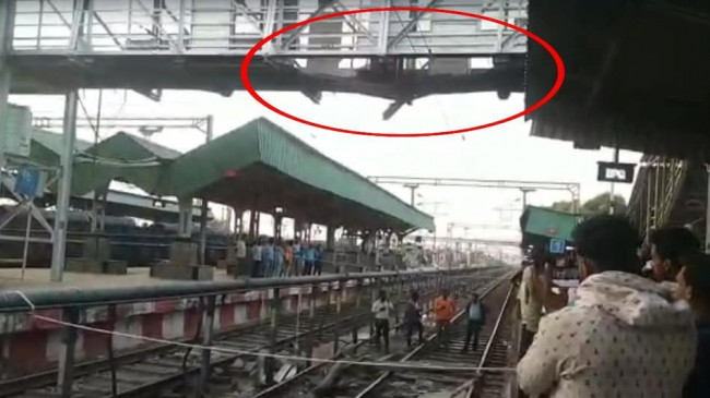 2 officers suspended in connection with Ballarshah foot over bridge collapse