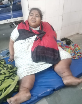 200 kg woman - the villagers sweated to shift her to the first floor of the hospital