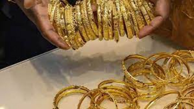 7 tola gold jewelery blown from the purse of a female passenger