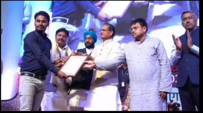 Chief Minister honored the electric lineman