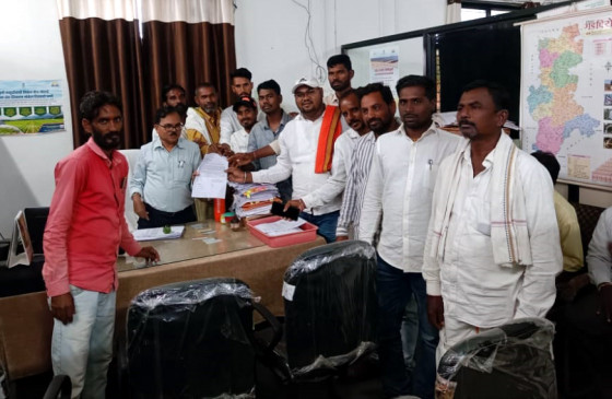 Farmers suffering from loadshedding reached the office of electricity department