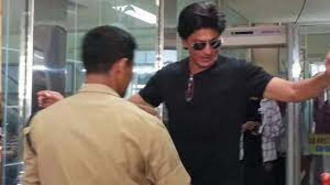 Film actor Shahrukh and his team stopped at the airport
