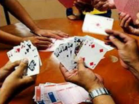 Gambling was running in the school area, 19 accused including goods arrested