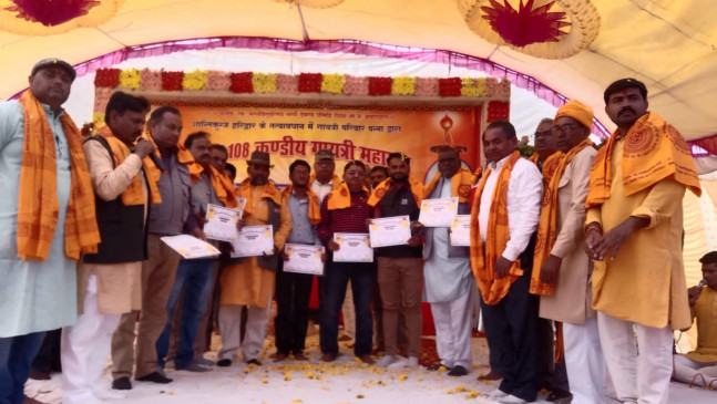 Gayatri family honored those who performed the responsibility in Mahayagya and journalists