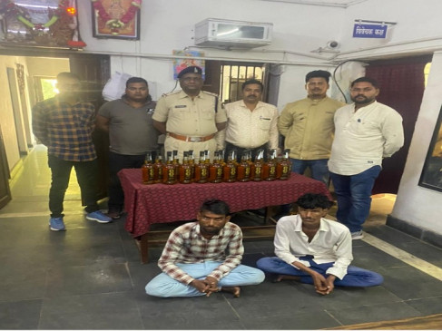 जबलपुर से रायपुर ट्रेन द्वारा की जा रही शराब तस्करी, जीआरपी बिलासपुर ने शराब के साथ दो लोगों को पकड़ा