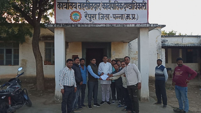 Memorandum submitted to the Chief Minister for refund of deposits in Sahara India Company