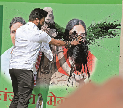रामदेव बाबा के विरोध में राकांपा, कांग्रेस का प्रदर्शन