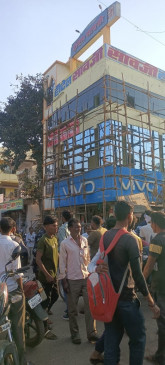 Police raided Chimurs Savji Lodge, arrested 10 youths and 11 girls