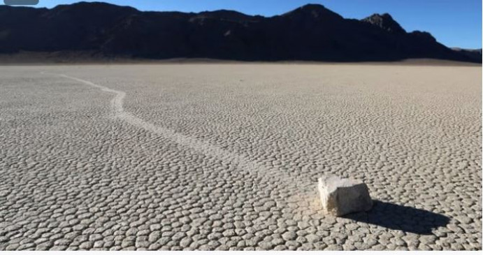 अमेरिका के डेथ वैली में अपने आप खिसकते हैं पत्थर, वैज्ञानिकों ने किया सालों तक रिसर्च लेकिन नहीं कर सके पता, नासा के लिए भी बना रहस्य