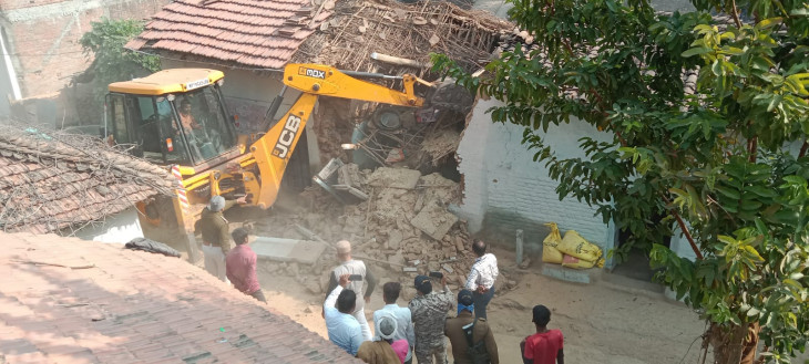 7 साल की बालिका से रेप के बाद हत्या के आरोपी के घर पर चला बुलडोजर