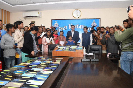 जबलपुर पुलिस की सायबर सेल टीम के द्वारा गुम मोबाईल को तलाश कर मोबाईल धारको को किये गए वापस