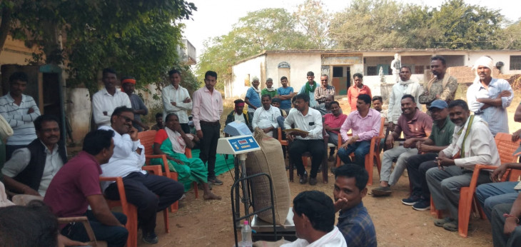 Farmers angry due to rigging going on at the paddy purchase center of Palasgarh