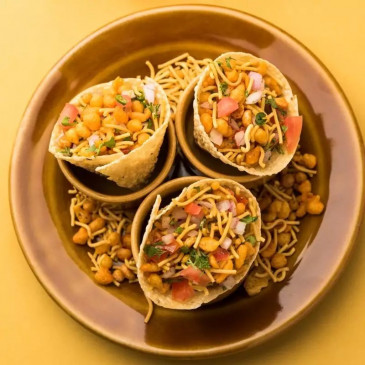 बच्चों के लिए बना कर तैयार करें बिना साचे के चटपटी कोन पापड़ी चाट 