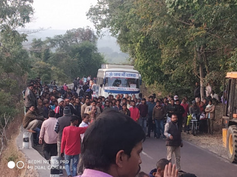 Panna-Katni road jammed for two hours