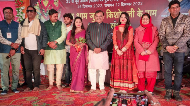 Pannas folk singer Ashi Dixit was honored