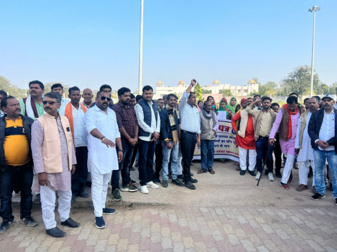 Peoples representatives of Janpad Panchayat handed over memorandum to the Chief Minister