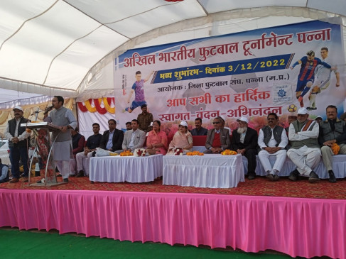 The rally of the players along with the guests, which came out in the city, was welcomed at various places.