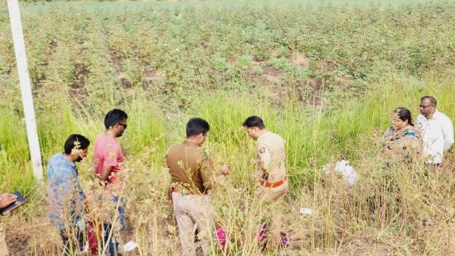 Womans body found in drain on Dhapewada-Patansawangi road Womans body found in drain on Dhapewada-Patansawangi road