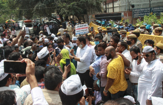AAP workers protest outside Delhi LGs residence AAP workers protest outside Delhi LGs residence