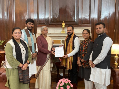 Students met the Finance Minister demanding to improve the condition of universities and promote research