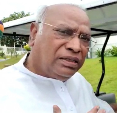Congress formed a team to assess the loss of Gujarat