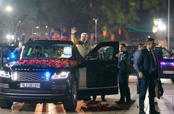 Security breached during PMs Hubli roadshow, youth tries to garland
